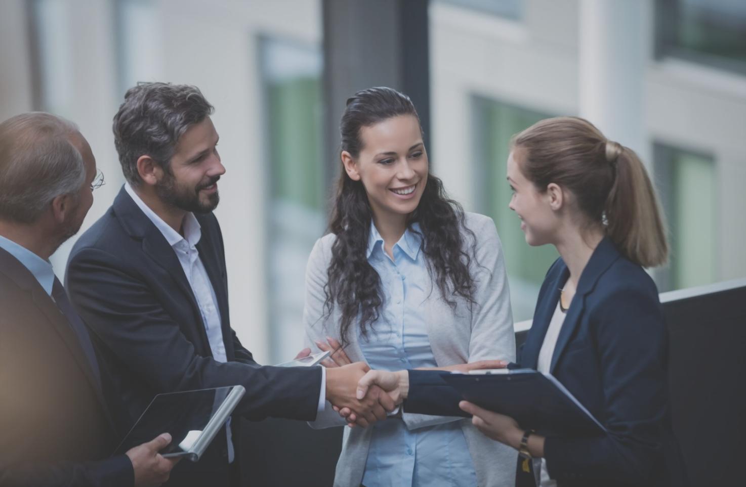 Equipo de gronivarexia trabajando en análisis financiero