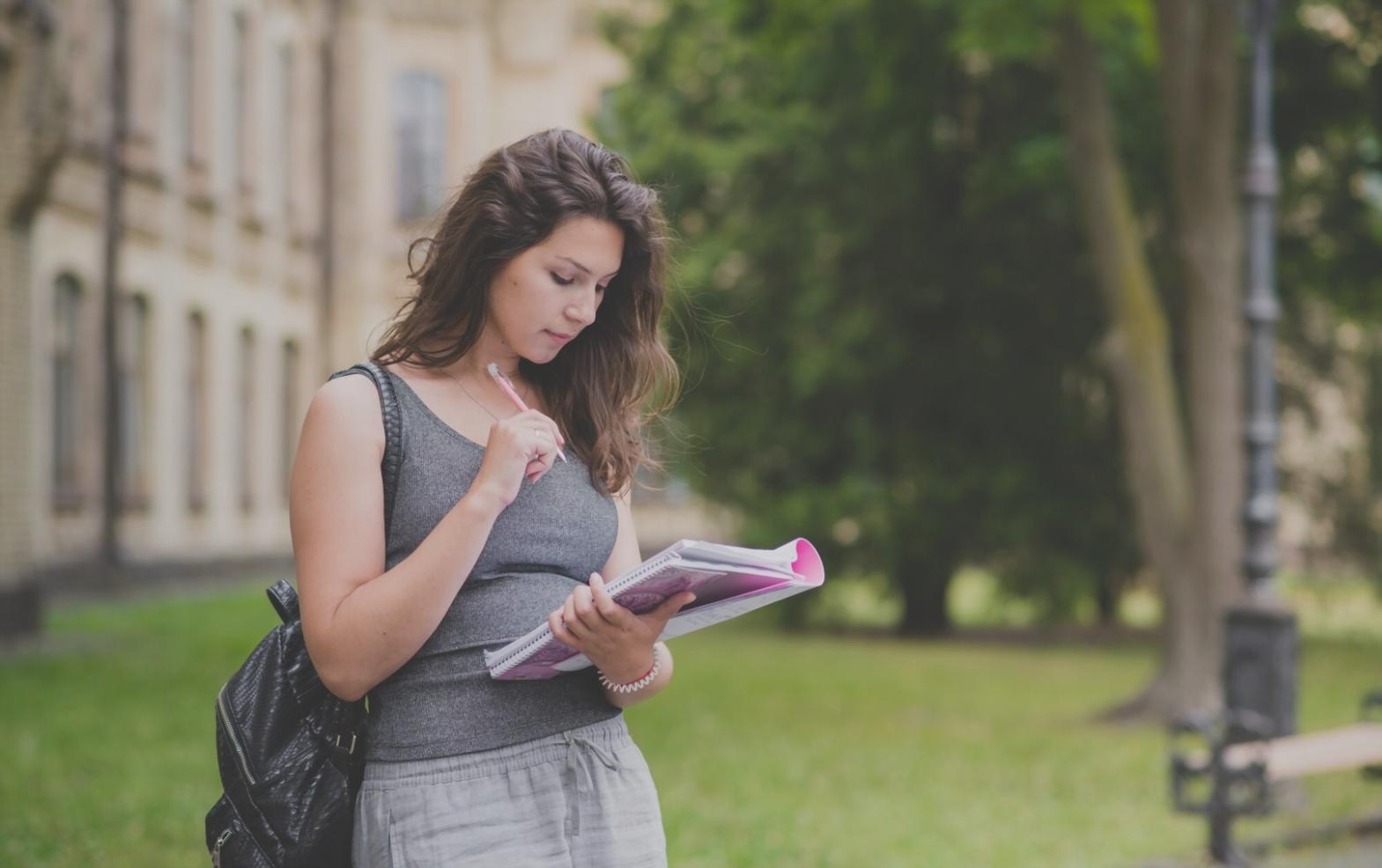 Pantallas mostrando gráficos y análisis de mercado en tiempo real